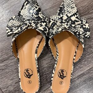 Trary Black and White Snake Print Mules